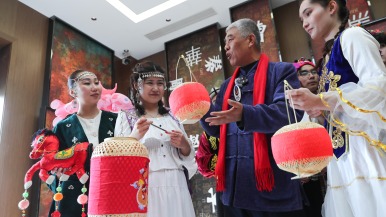 【外眼看陜西】鼓震元宵 龍舞絲路 中亞青年沉浸式“解鎖”關中非遺