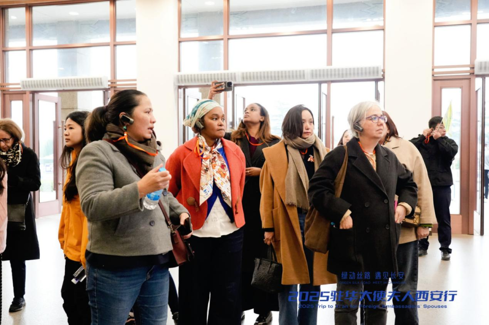 駐華大使夫人參觀兵馬俑 感受中華文明燦爛瑰寶_fororder_圖片42