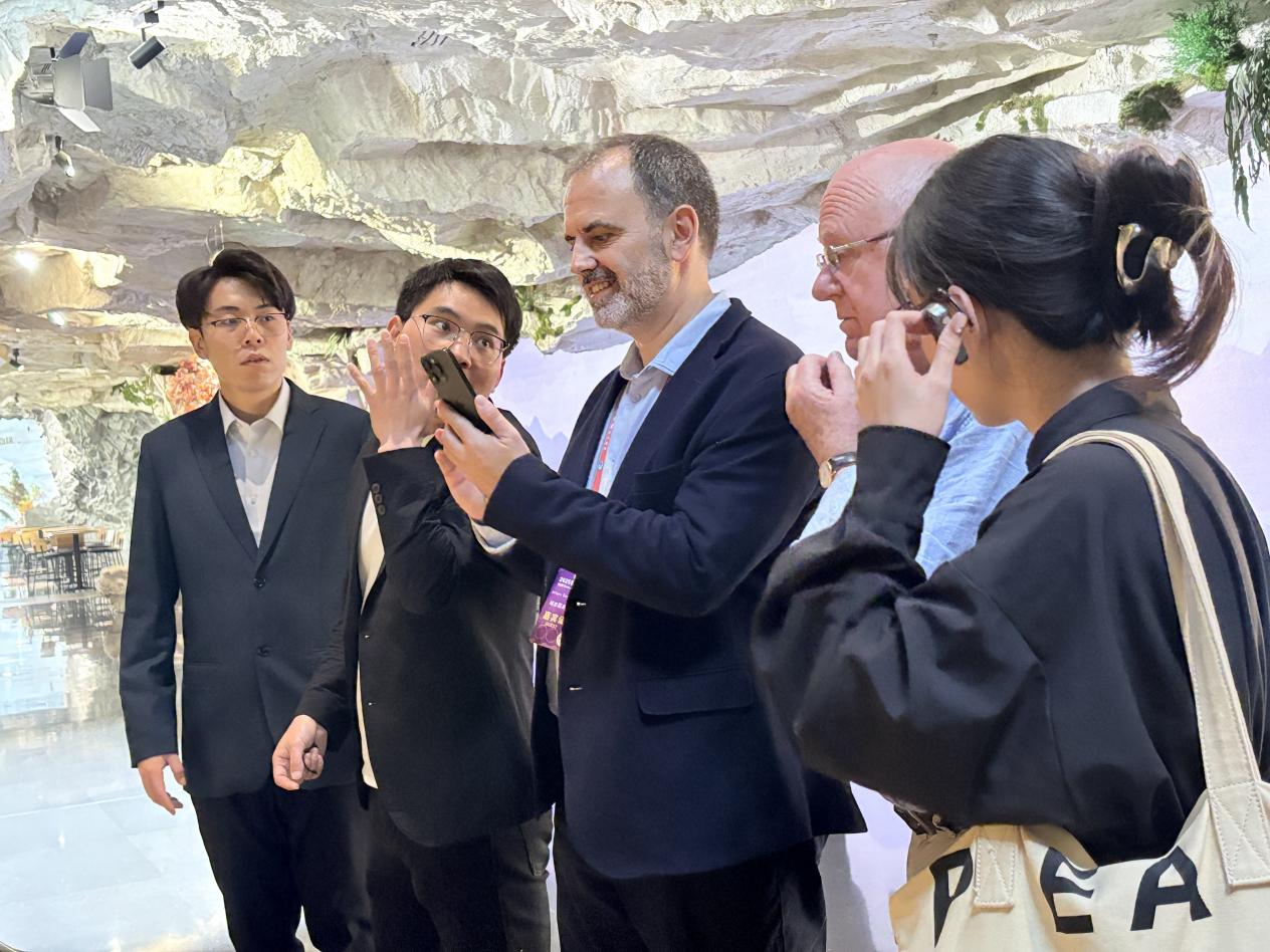 第九屆絲綢之路經濟帶城市圓桌會開啟“西安時間” 外賓共話産業合作新機遇_fororder_圖片3