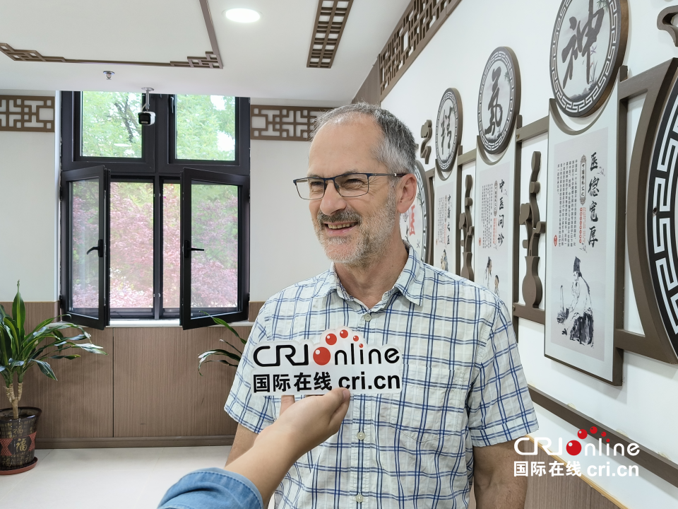 【外籍專家西安行 ⑯】“望聞問切”解碼東方智慧  十國外籍專家雁塔共探中醫魅力_fororder_圖片5_副本