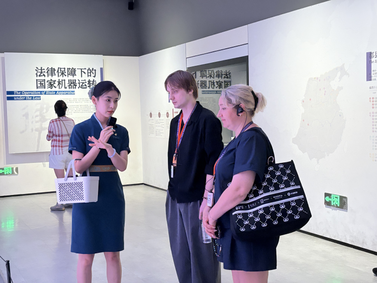 外籍網紅博主“走進”唐代壁畫 西安文遺數字化讓歷史“可觸可感可對話”_fororder_圖片9