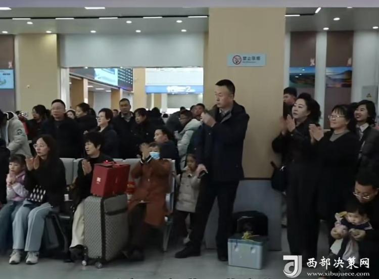 熱氣騰騰的中國年 | 榆林：人潮裏飄歌聲，歸途中藏年味