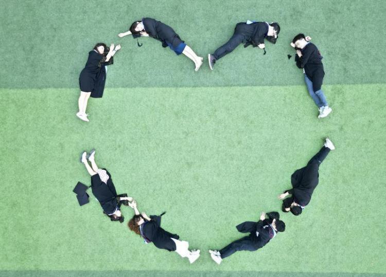 創意畢業照定格青春 高校畢業生解鎖個性新玩法