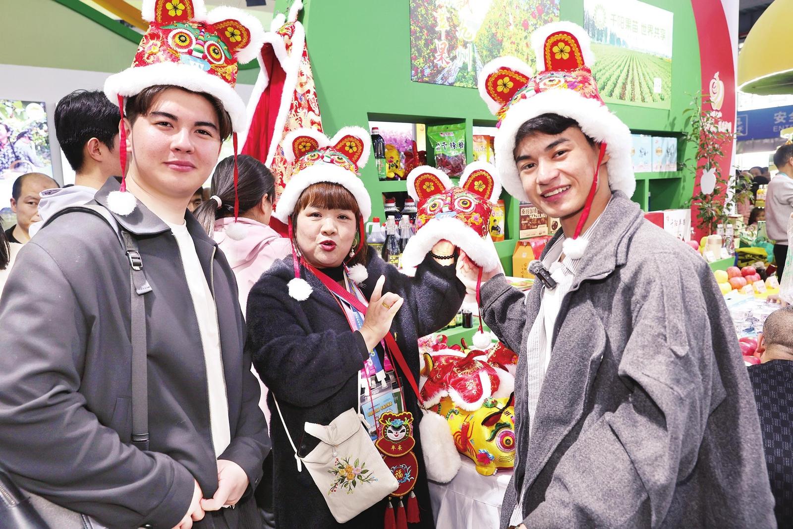 留學生逛農高會_fororder_微信圖片_20251028084304_651_356