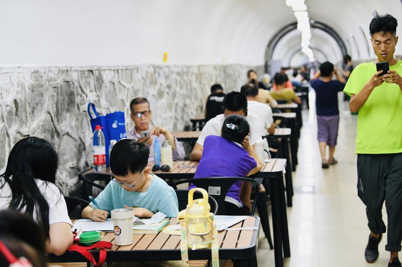 古城持續高溫 市民防空洞避暑納涼