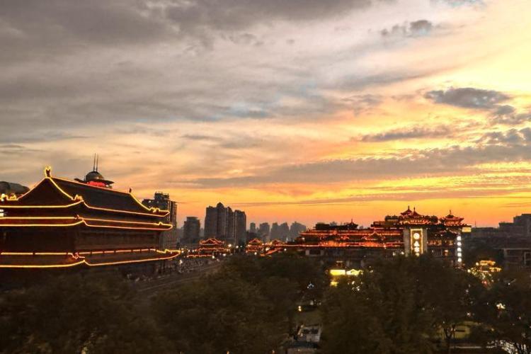 晚霞映古城 夕陽美如畫
