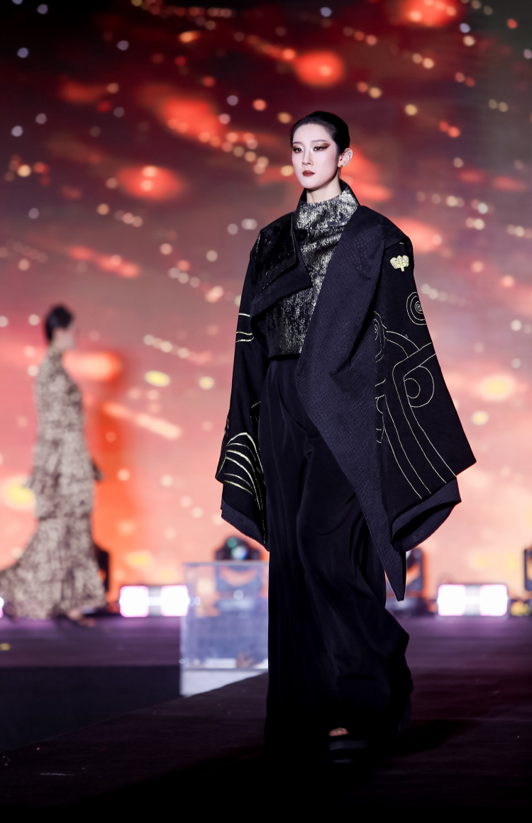 “黃河博彩 渭耀錦裳”陜科大服裝設計作品動態展在渭南舉行_fororder_圖片18