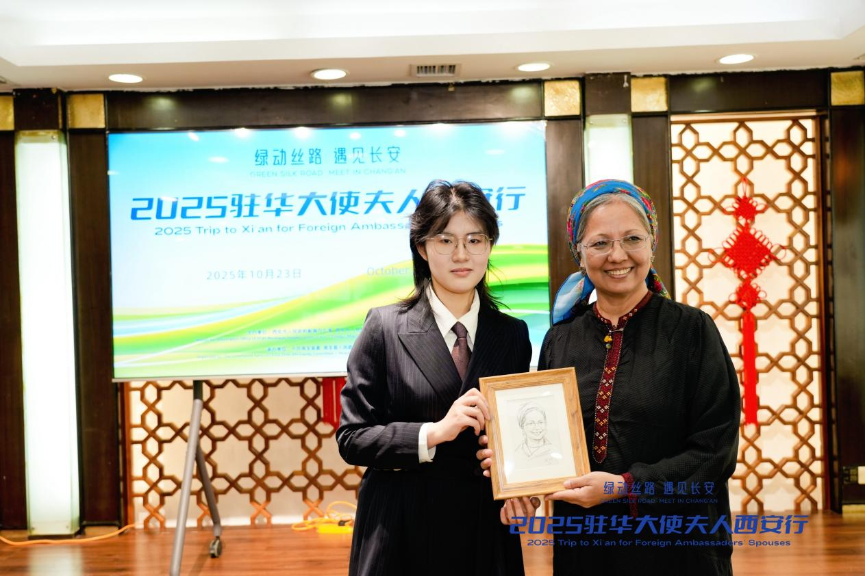 “畫”説絲路：青年小畫家史鐘簡探索“藝術+外交+文化傳播”新路徑 用特殊禮物打動大使夫人_fororder_圖片13