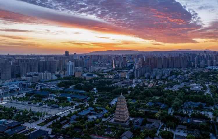 唯美朝霞驚艷登場 天空暈染美麗畫卷