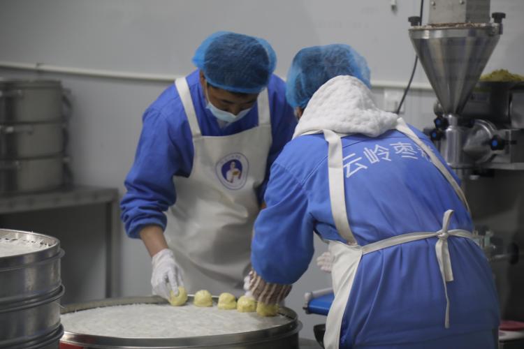 家門口的“致富車間”：子長市社區工廠托起群眾穩穩幸福_fororder_微信圖片_20260205160127_1155_356