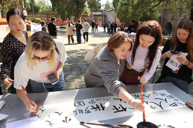 陜西渭南：月圓共此時 中外學子倉頡廟探尋漢字之源_fororder_圖片3