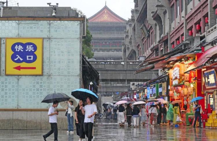 鐘鼓樓廣場雨中即景