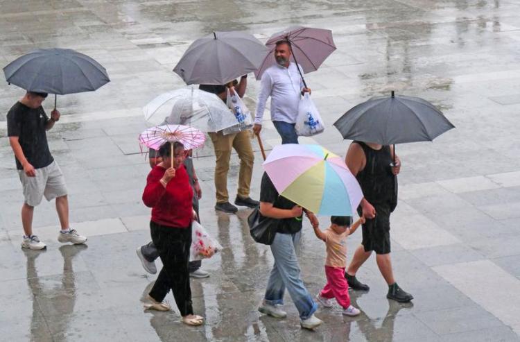鐘鼓樓廣場雨中即景