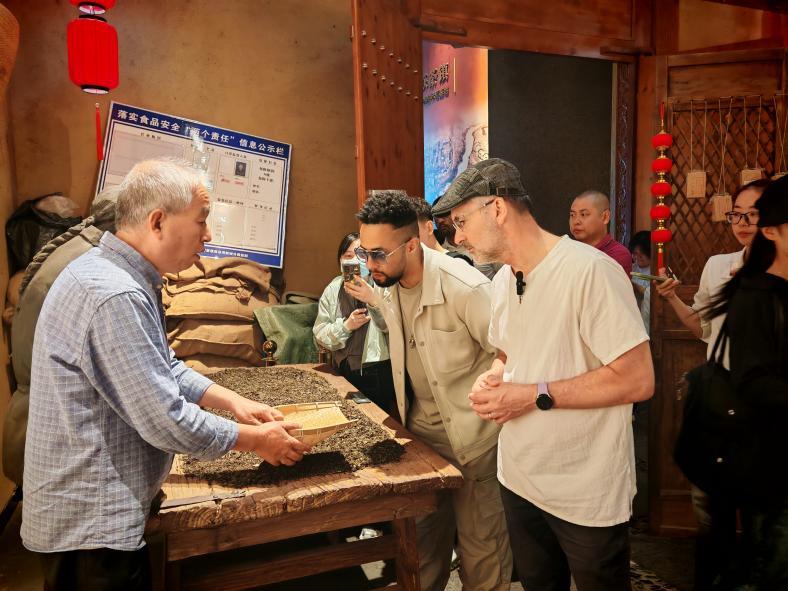 以茶會友 “茯”到萬家 外籍專家在茯茶鎮“品味”中國茶文化_fororder_wps_doc_0