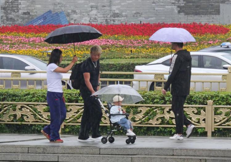 鐘鼓樓廣場雨中即景