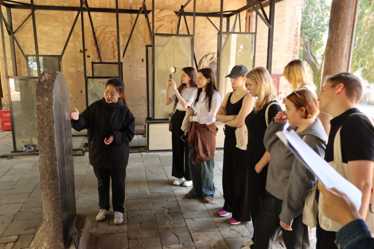 陜西渭南：月圓共此時 中外學子倉頡廟探尋漢字之源_fororder_圖片2