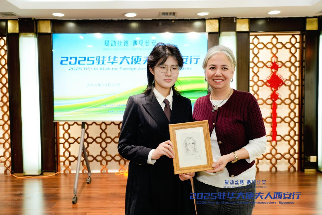“畫”説絲路：青年小畫家史鐘簡探索“藝術+外交+文化傳播”新路徑 用特殊禮物打動大使夫人_fororder_圖片14