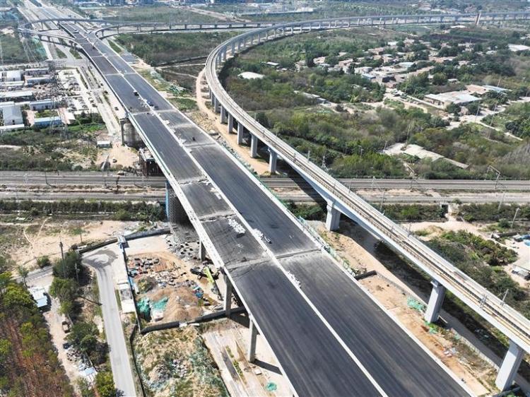 “一帶一路”中歐班列西安集結中心空鐵聯運項目主線橋貫通_fororder_微信圖片_20250902094837_404_356
