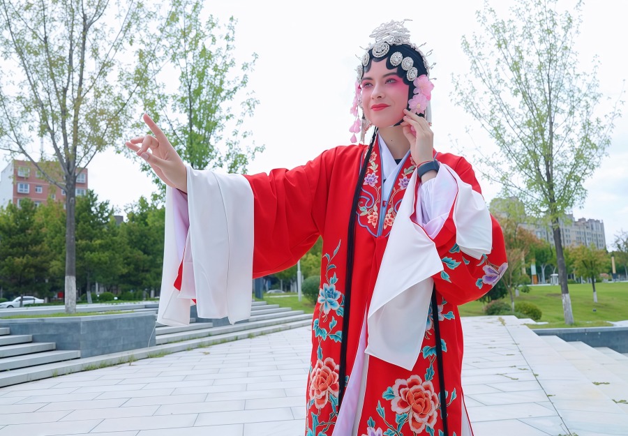 【外眼看陜西·尋渭記】挑戰1分鐘學會秦腔 俄羅斯女生安娜的渭南戲曲初體驗