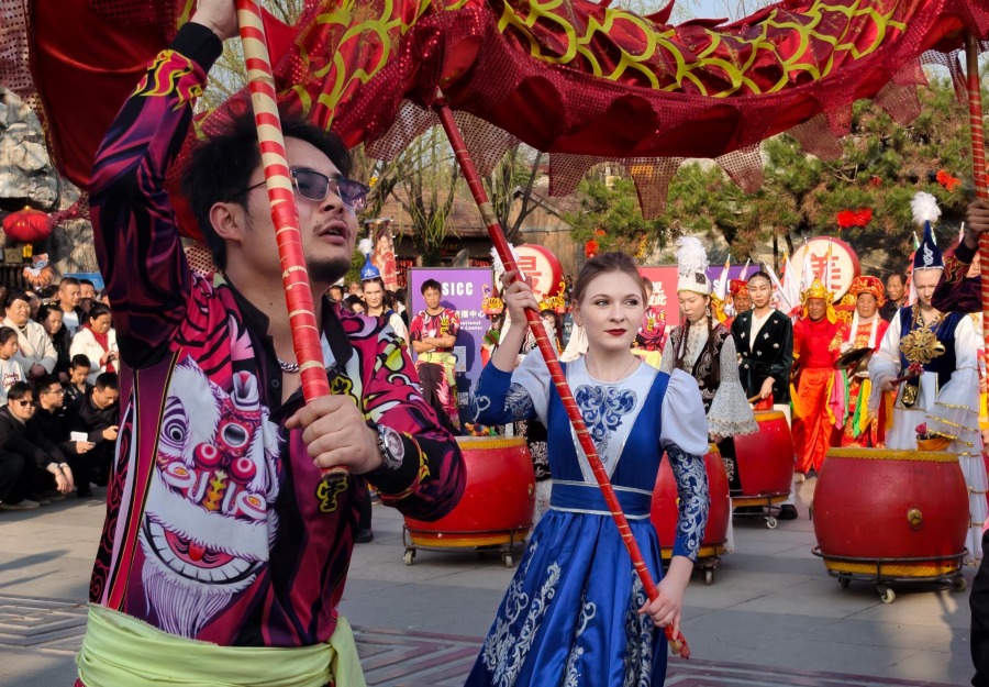 【外眼看陜西】鼓震元宵 龍舞絲路 中亞青年沉浸式“解鎖”關中非遺