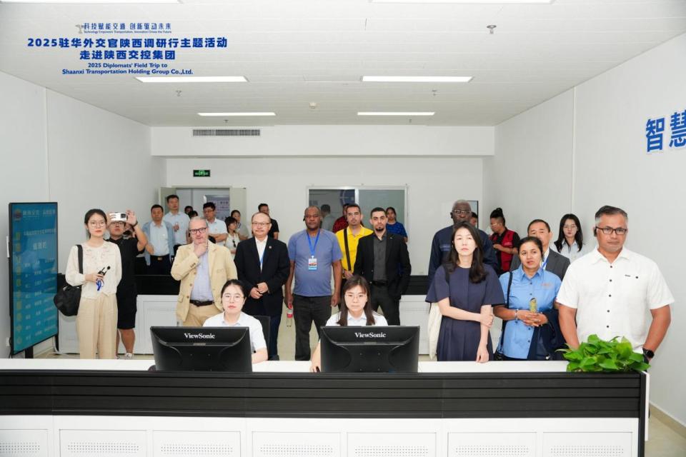 駐華外交官探訪陜西智慧交通産業中試基地 探尋科技創新 “最後一公里”_fororder_wps_doc_4