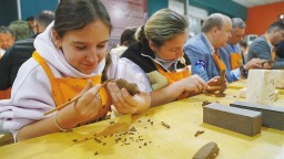 外國遊客製作“兵馬俑”興趣濃