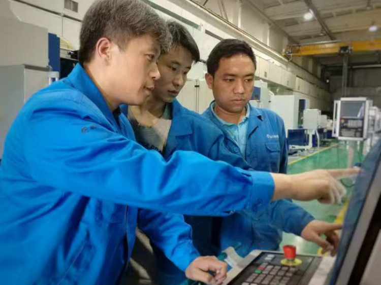 【陜西工人有絕活】侯海峰：“9000轉淬鋒  0.001刻匠魂”鍛鑄精密機床“智造基因”_fororder_圖片3