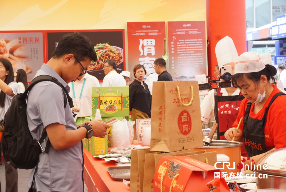 特色珍饈C位出道 第九屆絲博會渭南美食圈粉外國客商_fororder_圖片3