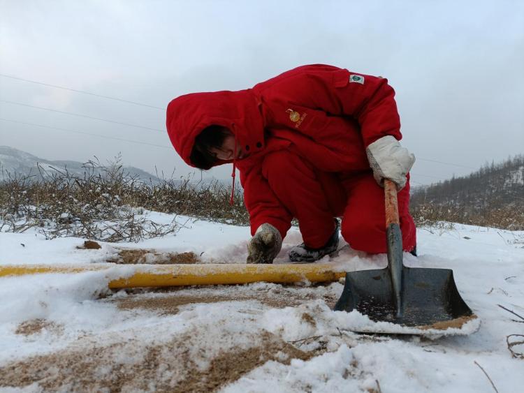 【陜西工人有絕活】程艷紅： 巧手創“盤根革新”，小改動撬動油田大效益_fororder_wps_doc_2