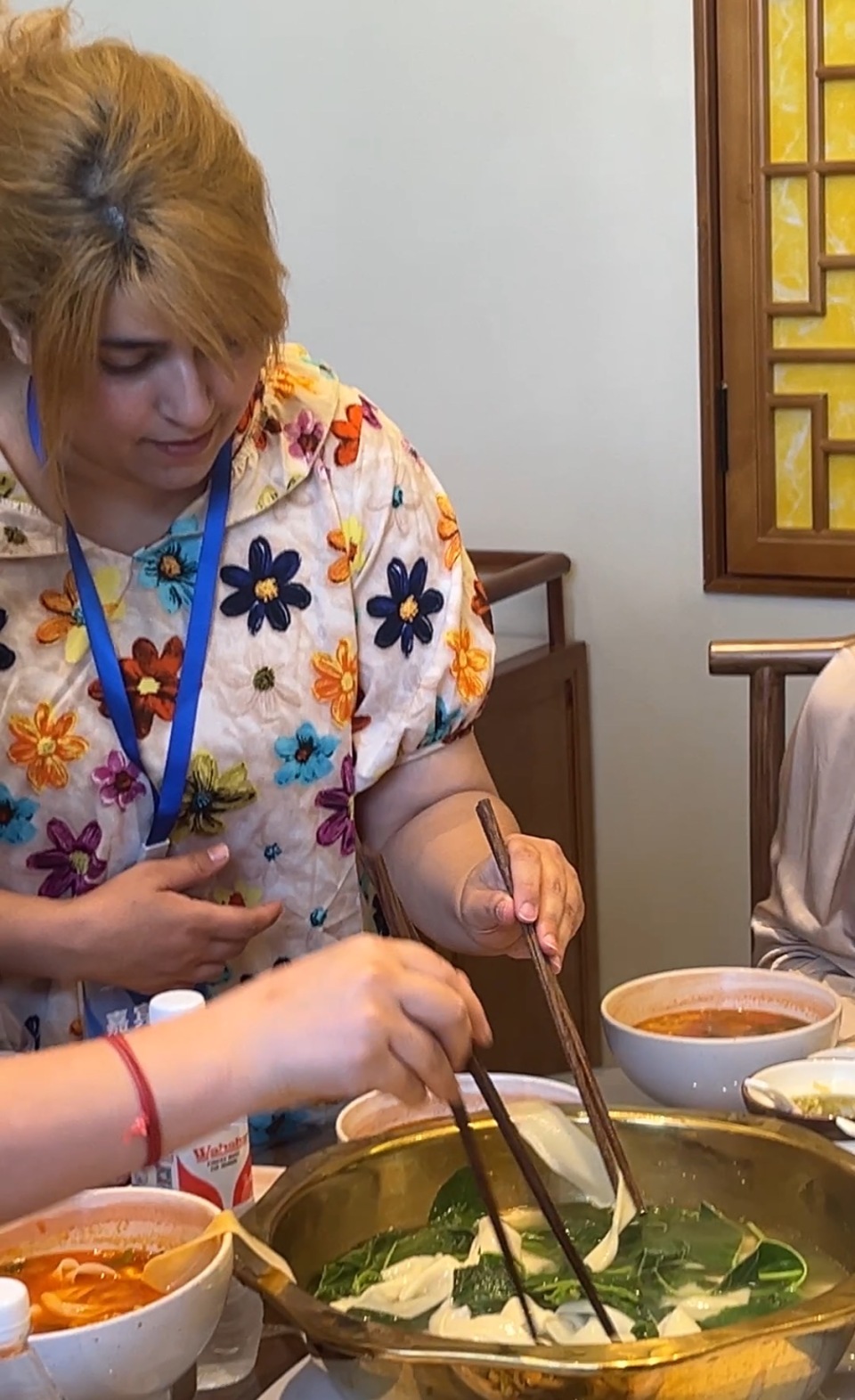 美食無國界  上合青年點讚楊淩蘸水面_fororder_微信圖片_20250613175217