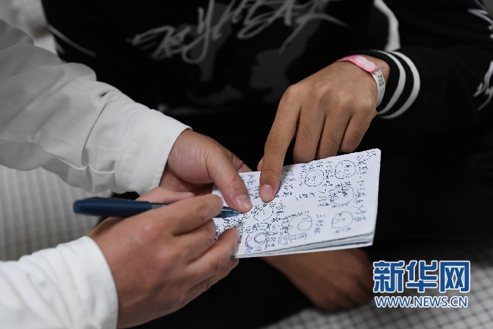 西安醫生32年手繪病灶圖上萬張 用耐心給患者信心