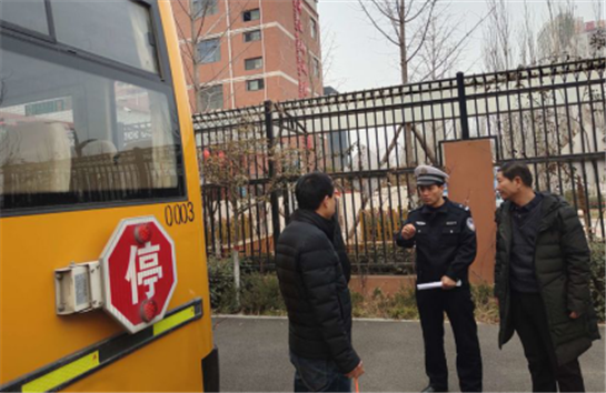 加強校車源頭管控 西鹹新區灃西新城交巡警開展校車安全檢查工作