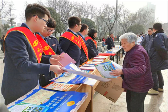 西安市長安區5000名志願者開展“弘揚雷鋒精神 爭做時代新人”服務活動