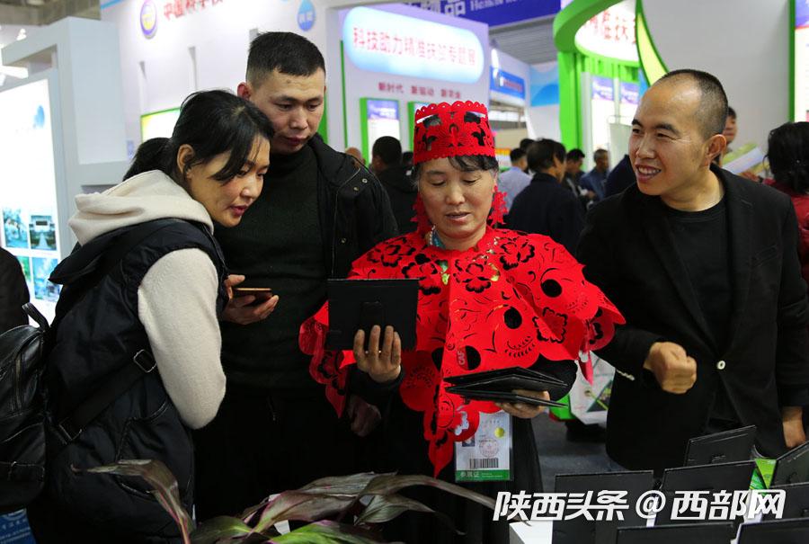 楊淩農高會上剪紙大姐亮了：戴上了剪紙帽子吸引人