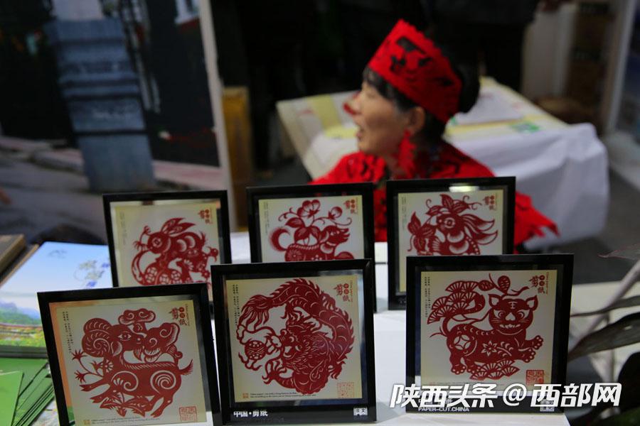 楊淩農高會上剪紙大姐亮了：戴上了剪紙帽子吸引人