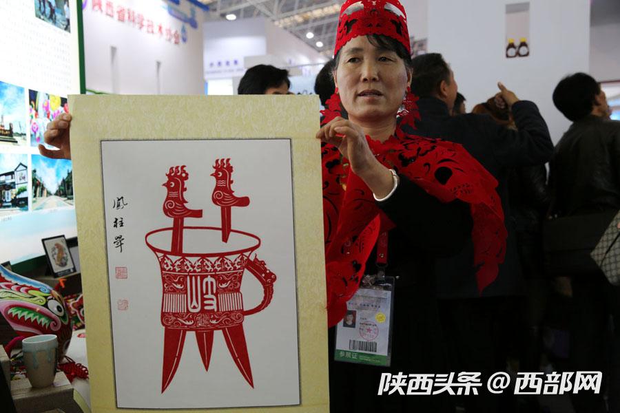 楊淩農高會上剪紙大姐亮了：戴上了剪紙帽子吸引人