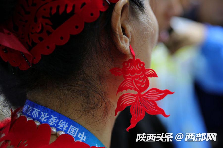 楊淩農高會上剪紙大姐亮了：戴上了剪紙帽子吸引人