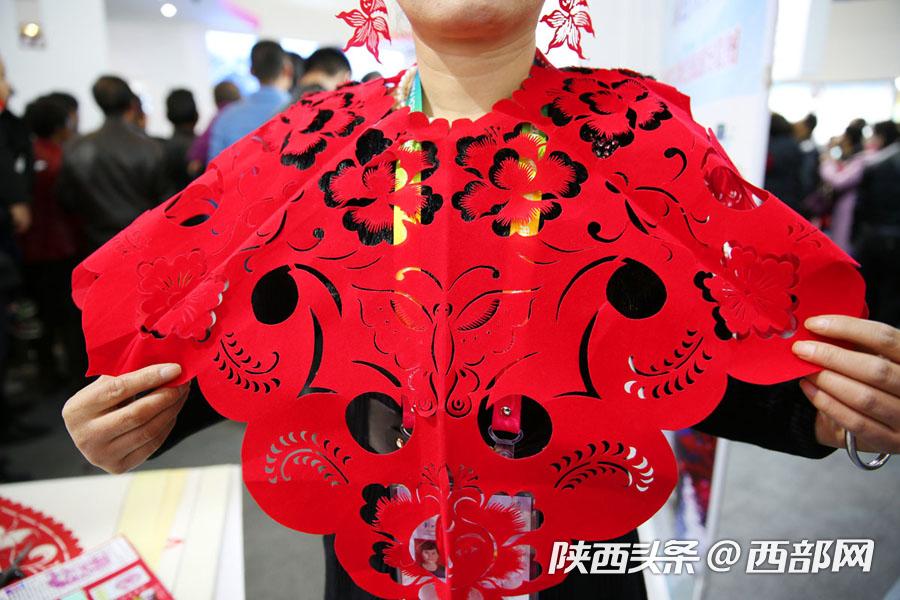 楊淩農高會上剪紙大姐亮了：戴上了剪紙帽子吸引人