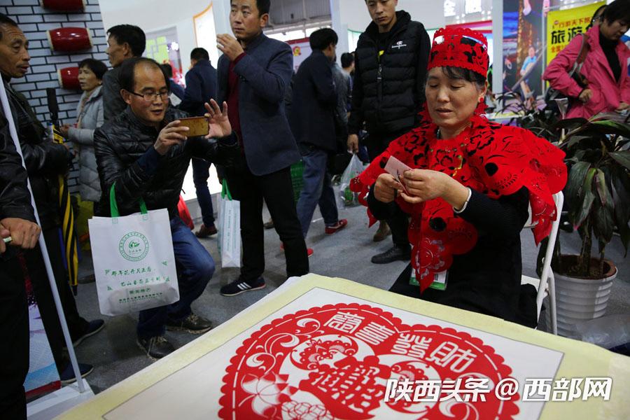 楊淩農高會上剪紙大姐亮了：戴上了剪紙帽子吸引人