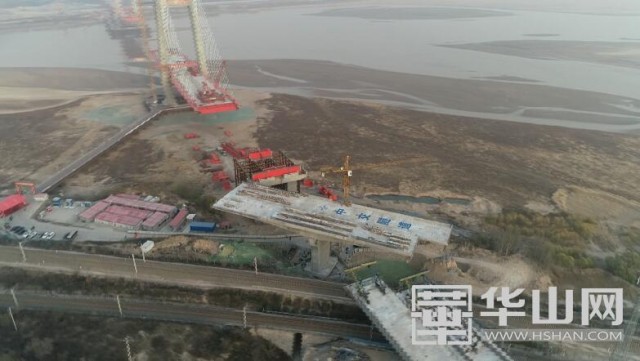 108國道禹門口黃河大橋跨鐵轉體順利完成