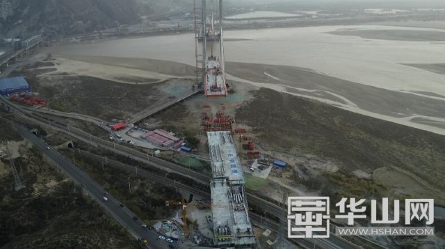 108國道禹門口黃河大橋跨鐵轉體順利完成
