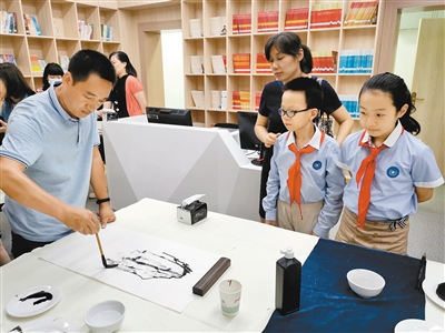 【中首 陜西  圖】西安書畫名家進校園 揮毫潑墨寫新風 為師生們送上節日祝福