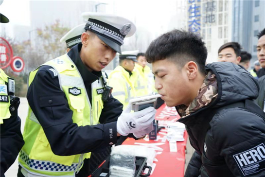 西安灃西交巡警開展“細節關乎生命 安全文明出行”主題活動