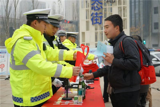 西安灃西交巡警開展“細節關乎生命 安全文明出行”主題活動
