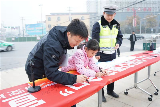 西安灃西交巡警開展“細節關乎生命 安全文明出行”主題活動