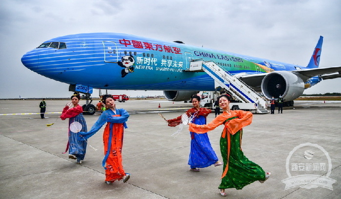 【中首 陜西  圖】東航“進博號”彩繪飛機首航西安 唐裝仕女發放“通關文牒”歡迎旅客來到古城