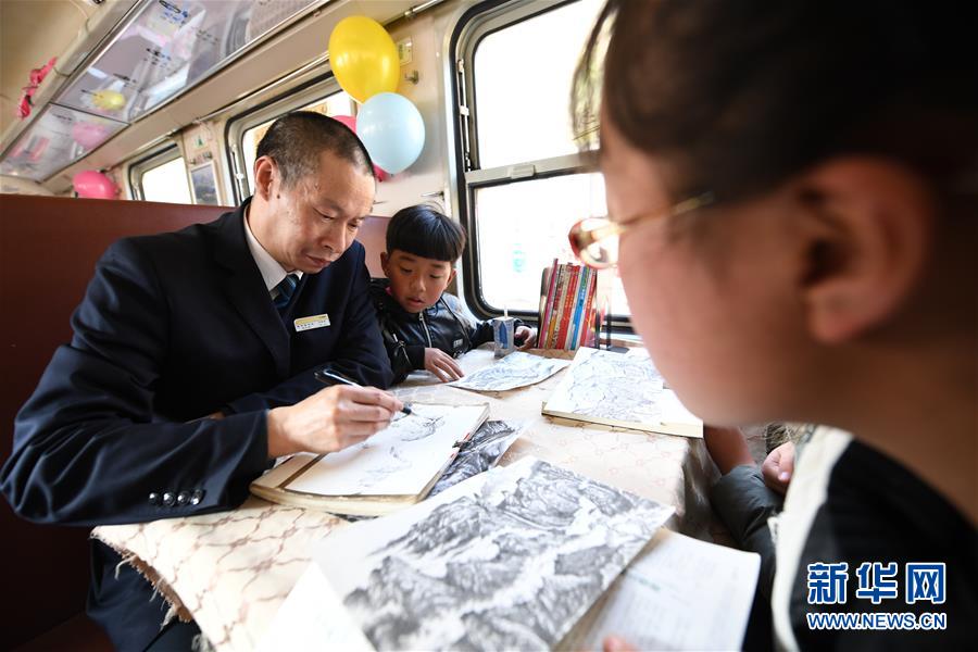 秦嶺深處，書香點亮慢火車上“小桔燈”