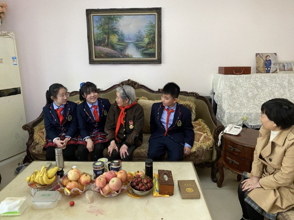 西安市碑林區振興路小學師生看望抗美援朝老戰士