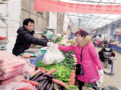 春節將至蔬菜熱銷品種多  蔬菜市場品種齊全