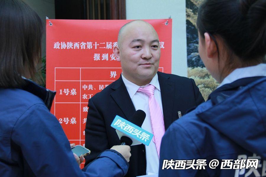 出席陜西省政協十二屆二次會議的政協委員陸續報到